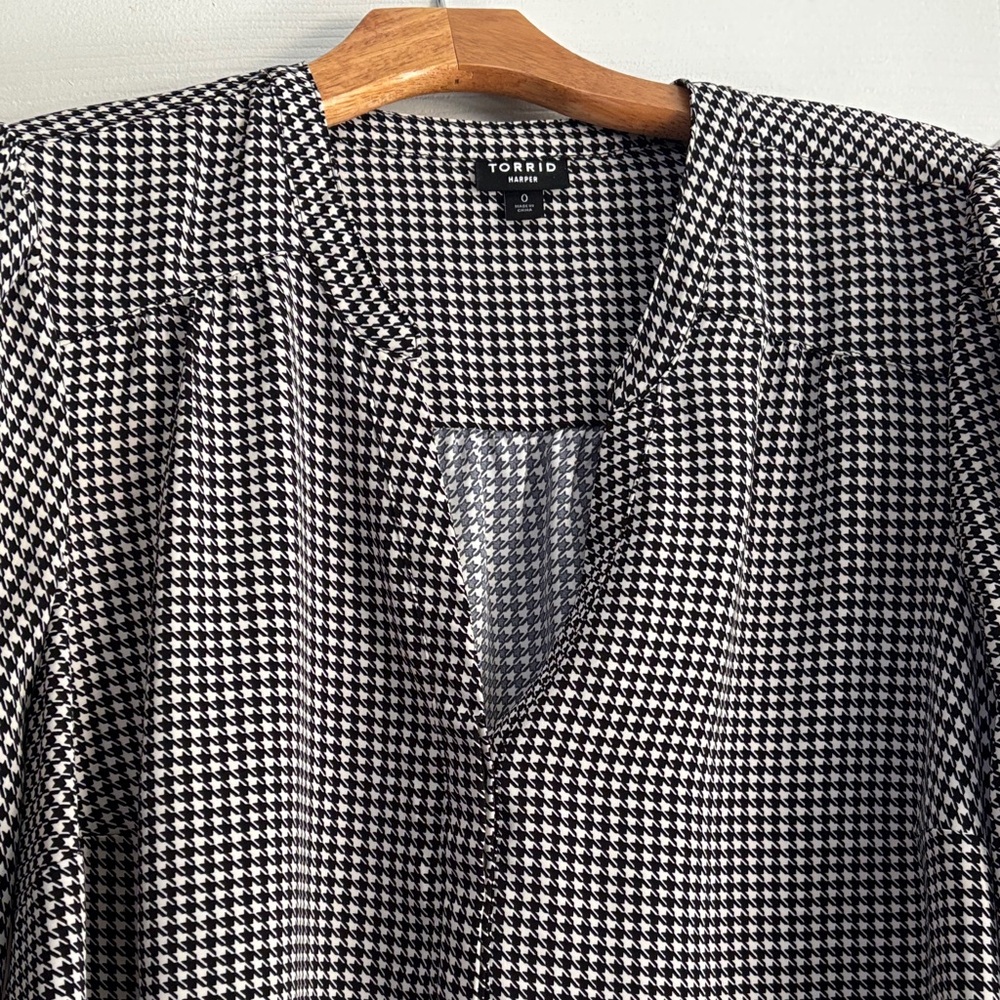 torrid Black & White Houndstooth V-Neck Blouse - Picture 2 of 3